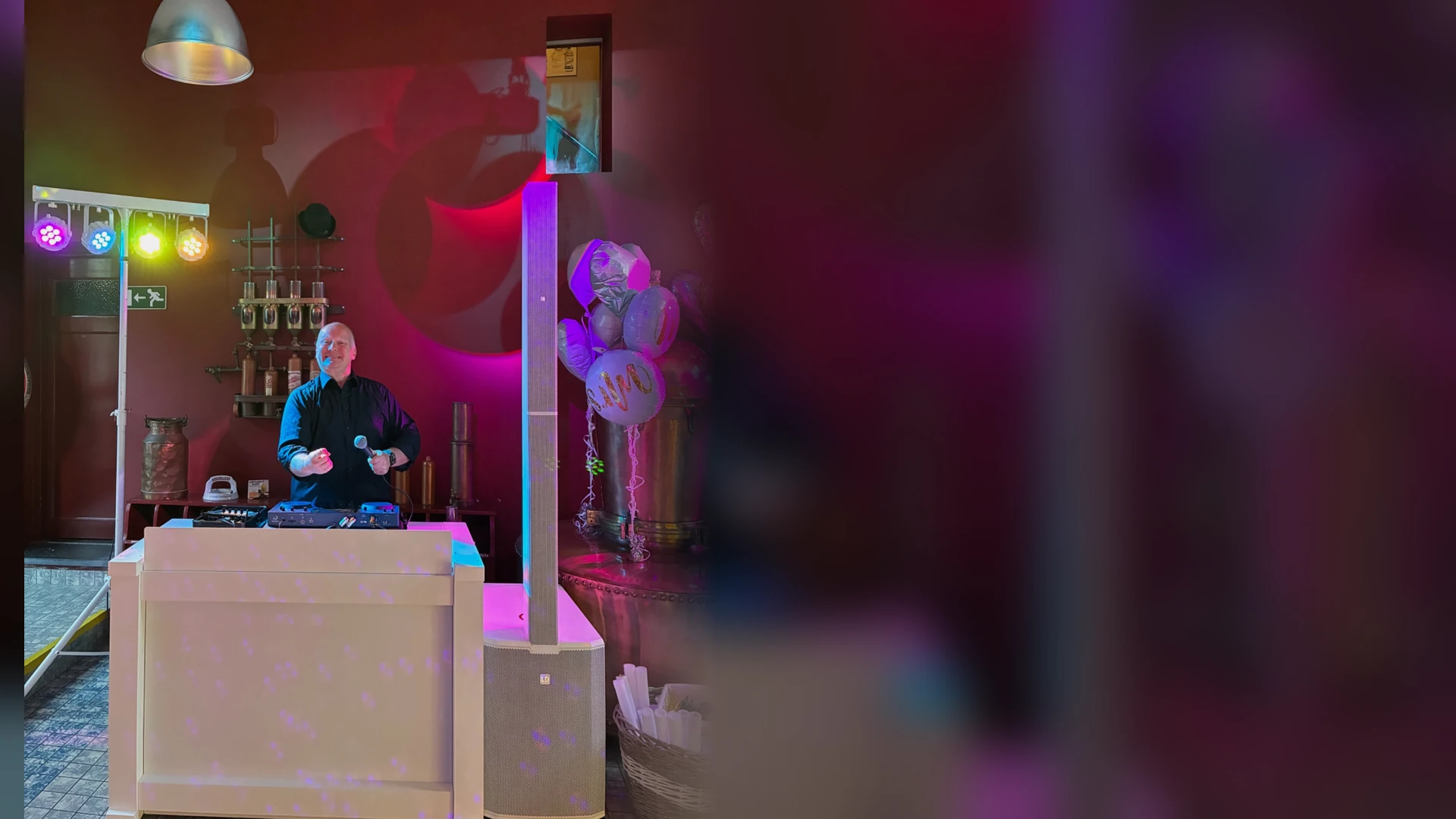 DJ Erwin volledig in beeld achter zijn witte DJ-booth