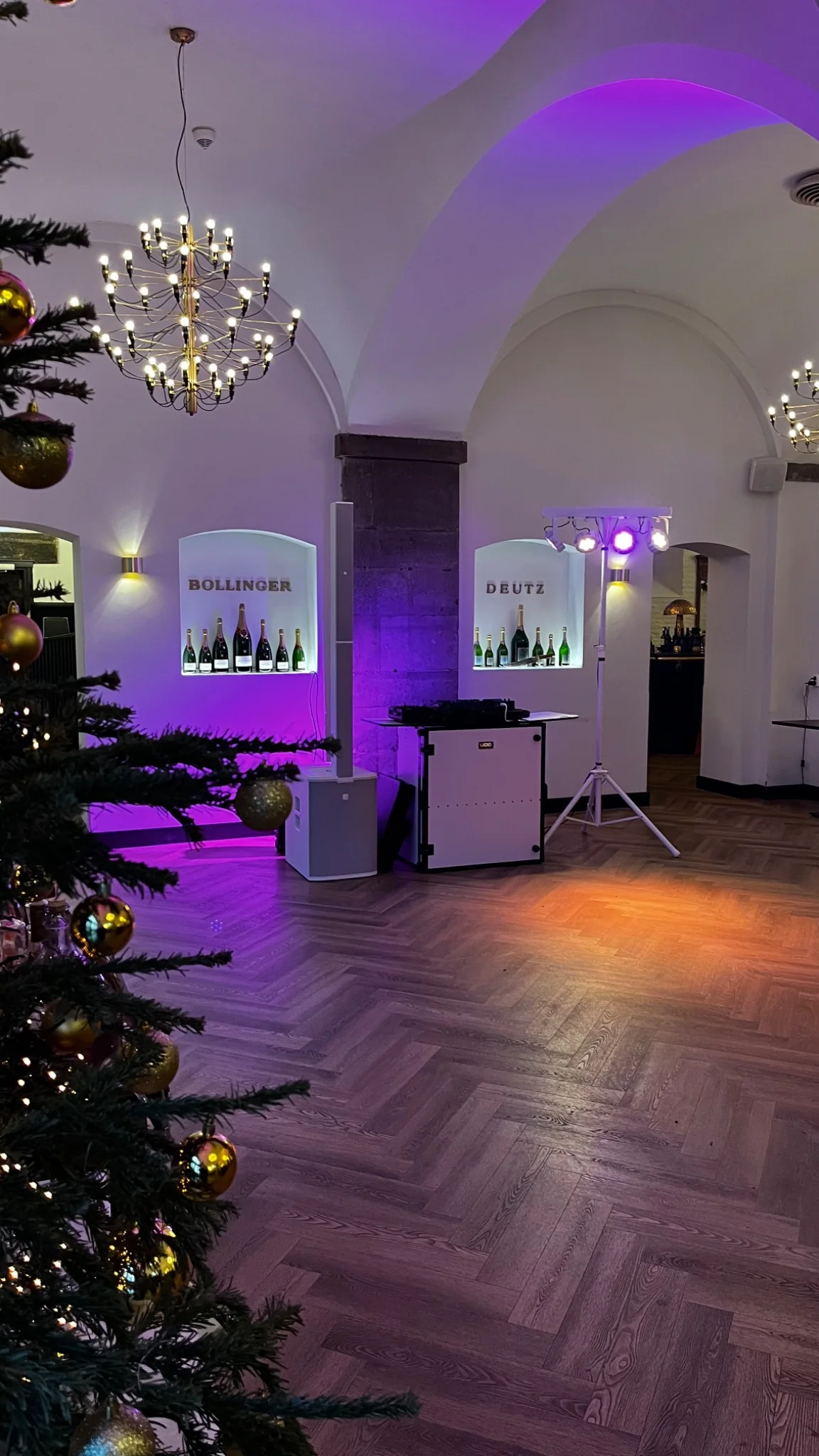 Stijlvolle DJ-opstelling met lichtshow
