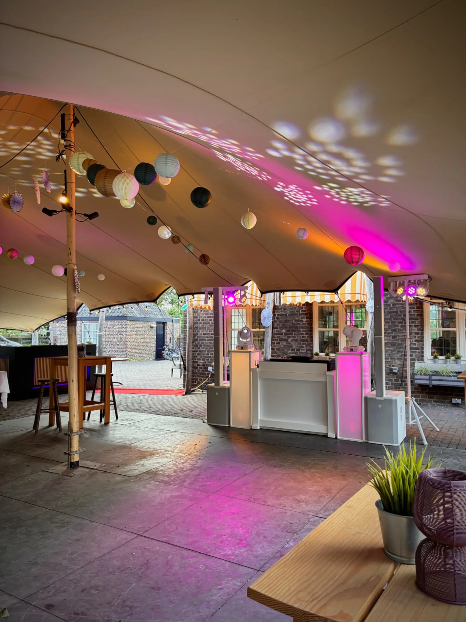 Professionele DJ-opstelling met licht en geluid in Zuid-Limburg