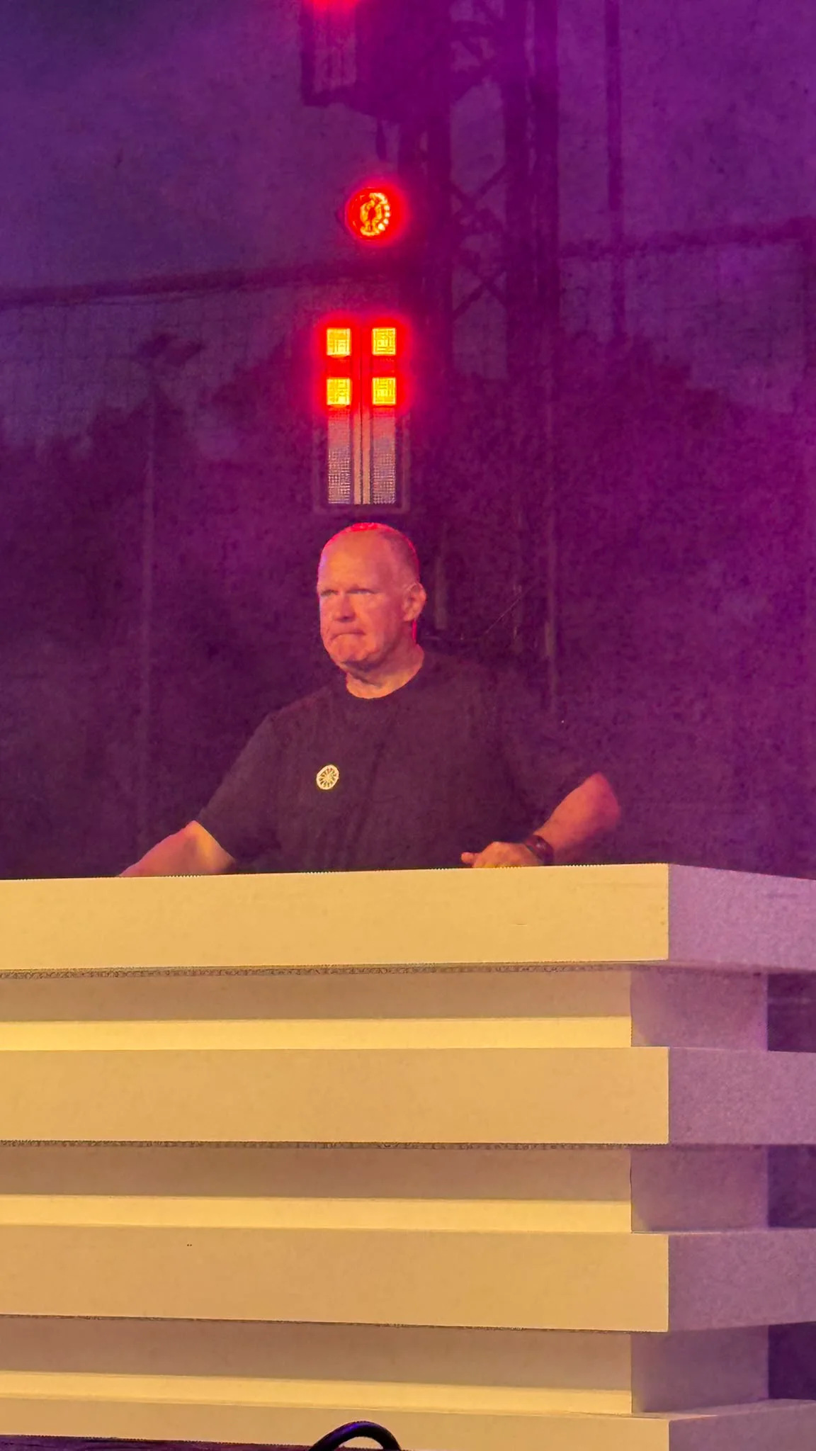 DJ Erwin achter de booth tijdens Summer Mundial