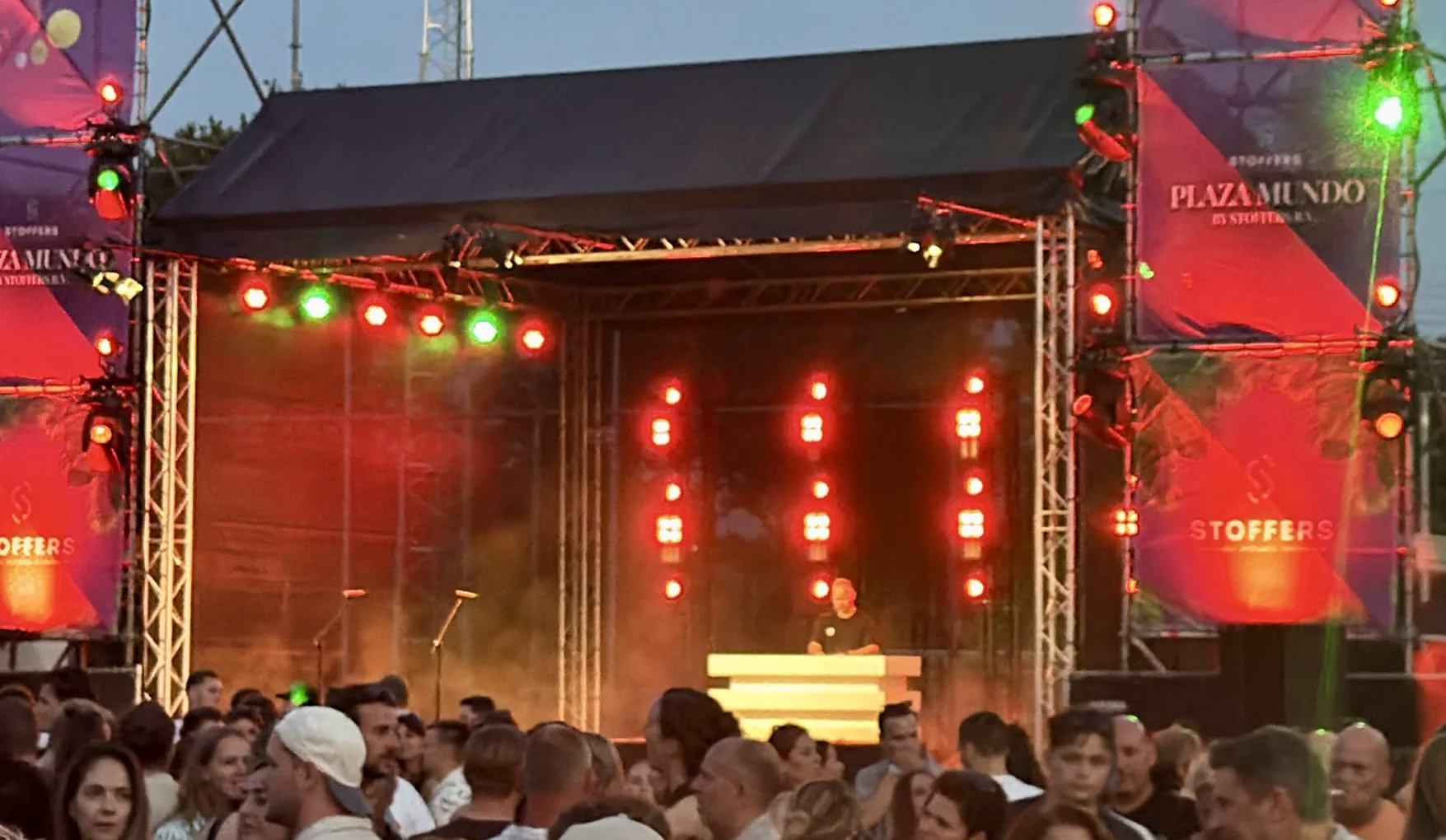 DJ Erwin op het podium tijdens Summer Mundial
