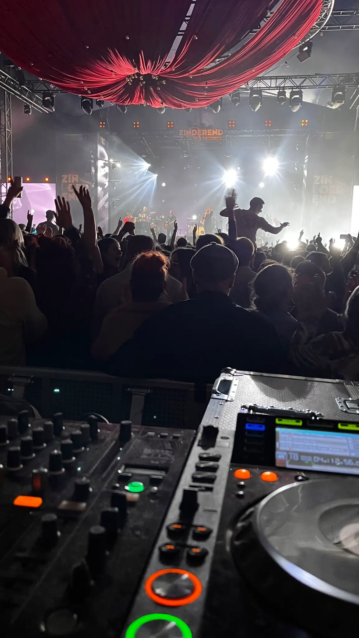 Publiek en podium tijdens een groot live-evenement